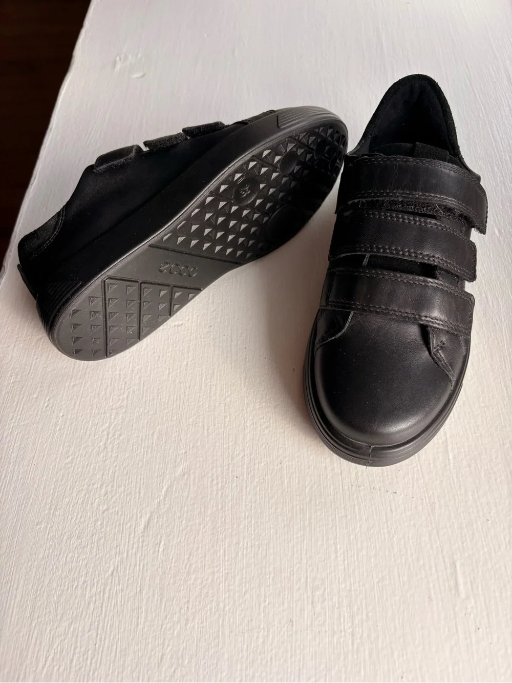 New ECCO Boys Black Leather Easy On Velcro Dress Shoes Sneakers Size 10.5-11